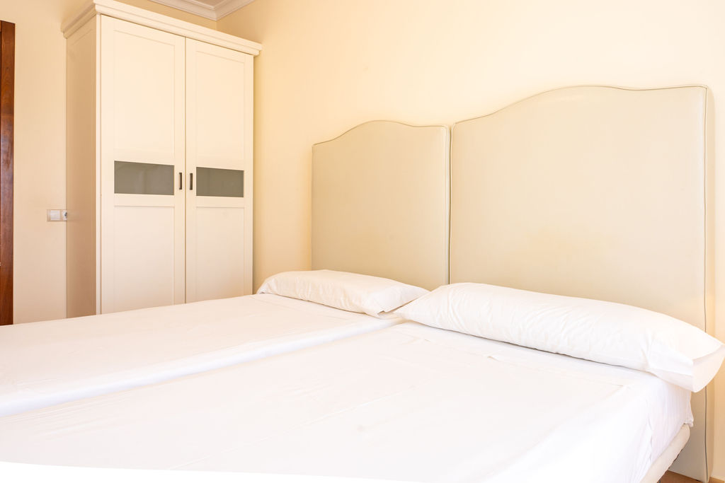 Amplia y luminosa habitación en VIllas y Apartamentos El Sultán