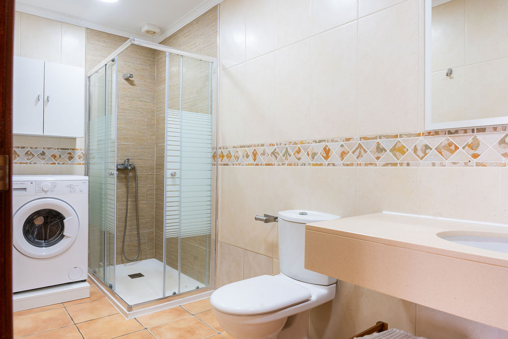 Baño con ducha y lavadora en El Sultán