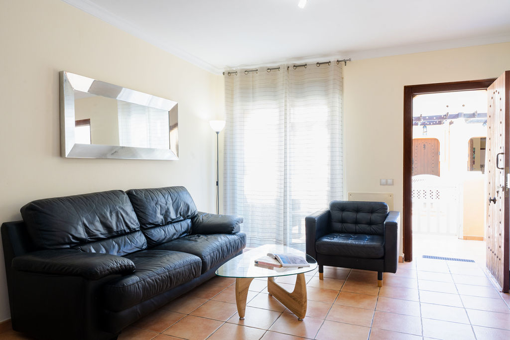 Salón de apartamentos con piscina en las Villas y apartamentos El Sultán