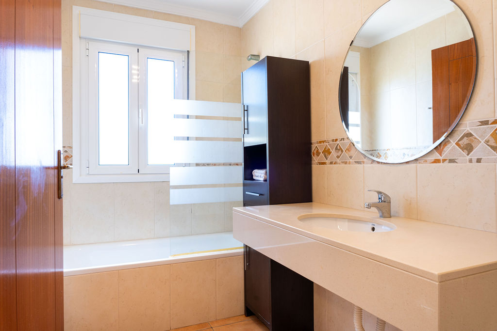 Baño completo de Apartamentos y Villas El Sultán.