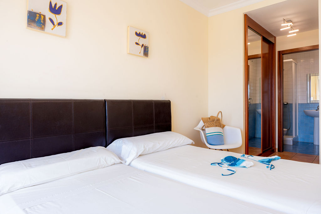 Apartamentos y Villas El Sultán. Habitación con baño