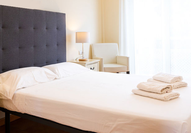 Habitación matrimonial en uno de los Alojamientos de Apartamentos y Villas El Sultán