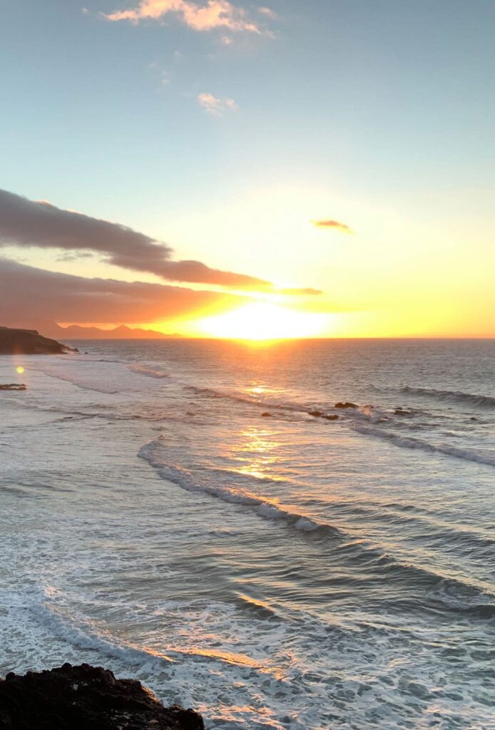 Puesta de sol en una playa de Fuerteventura