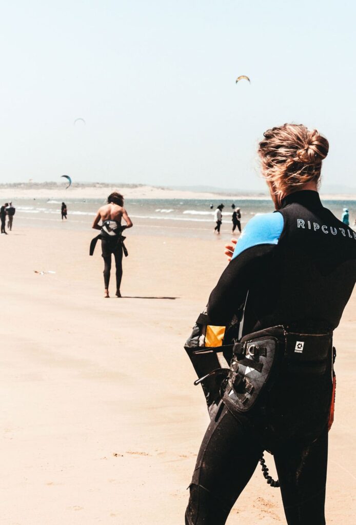 Surfistas haciendo kitesurf en Fuerteventura