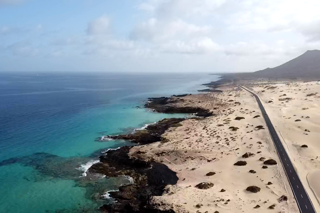 Vista aérea de las playas de Dunas de Corralejo con la carretera