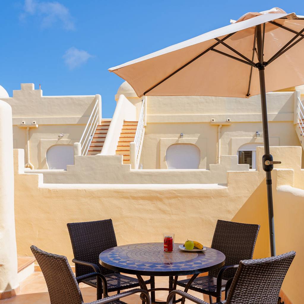 Villas El Sultán. Terraza privada con mesa y sombrillas